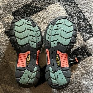 Size 7 womens keens. Lightly worn